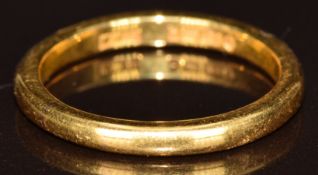 A 22ct gold wedding band / ring, 4.3g, size O