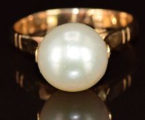 A 14k gold ring set with a pearl (9.5mm), 3.5g, size M