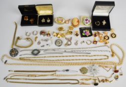 Collection of jewellery including WBS silver brooch (Edinburgh 1958), two silver bracelets, silver