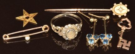A yellow metal brooch set with a pearl (0.7g), 9ct gold stick pin (0.9g), yellow metal mourning ring