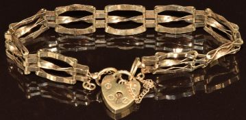 A 9ct gold gate bracelet with heart padlock clasp, 7.7g, 17cm