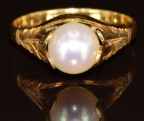 An 18k gold ring set with a pearl, 2.3g, size L