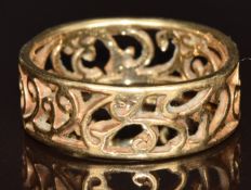 A 9ct gold ring with a pierced scrolling design, 3.4g, size Q