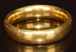 A 22ct gold wedding band / ring, 6.5g, size L