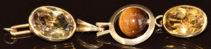 A 9ct gold pendant set with tiger's eye and two Victorian yellow metal links / pedant set with