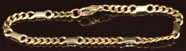 A 9ct gold bracelet made up of curb links, 9.1g, 19cm