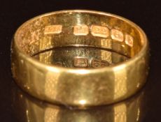 A 22ct gold wedding band/ ring, Birmingham 1902, in antique velvet box 'W.H. Ashton, 20 Market