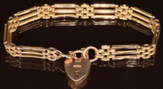 A 9ct gold gate bracelet with heart padlock clasp, 14.6g,18cm