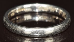 A platinum wedding band / ring by Mappin & Webb, 4.4g, size L