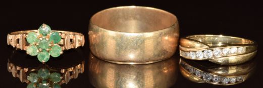 Three 9ct gold rings comprising a wedding band, an emerald cluster and a cubic zirconia, 8.2g, sizes