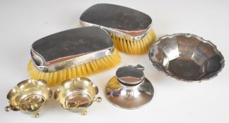 Hallmarked silver items comprising a pair of open salts and spoons, Chester 1905, maker's mark M&