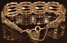 A 9ct gold gate bracelet with 9ct gold heart padlock clasp, 12g, 18cm
