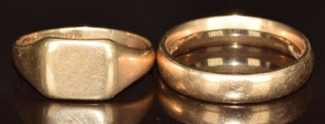 A 9ct gold wedding band and 9ct gold signet ring, 4.8g, size L