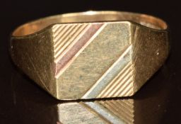 A 9ct gold signet ring, 3g, size W
