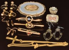 Four pairs of 9ct gold earrings, 9ct gold cross and chain (6.7g), a pair of gilt earrings, three 9ct