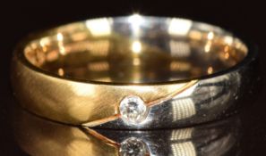 An 18ct gold bi-coloured wedding band/ ring set with a diamond, 4g, size M