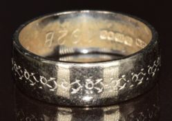 An 18ct white gold wedding band / ring, 5g, size L