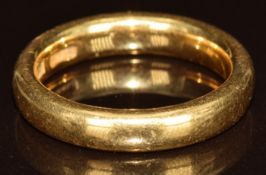 A 22ct gold wedding band / ring, 8g, size L