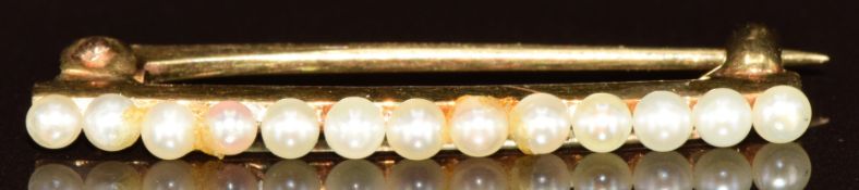 A 9k gold brooch set with thirteen pearls, 0.9g, 2.5cm