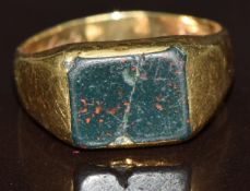 A 14k gold ring set with bloodstone (cracked), 5.4g, size M