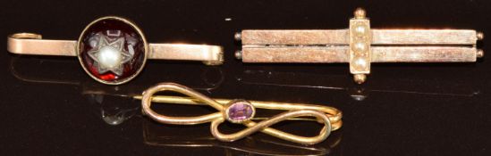 Victorian 9ct gold brooch set with a foiled garnet cabochon and a split pearl (3g), Edwardian 15ct