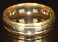 A bi-coloured 18ct gold wedding band / ring, 4.5g, size L
