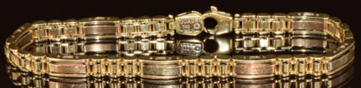 An 18ct gold Italian bracelet made up of brick links by Quadri, 22.1g, 20.5cm