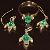 Suite of 333 gold jewellery comprising ring set with an oval cut emerald of approximately 0.8ct,