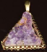 A 9ct gold pendant set with an amethyst geode, London 1975, 30.4g, 4.5 x 6.4cm