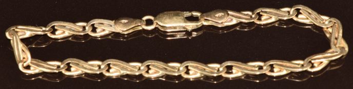 A 9ct gold bracelet made up of figure of eight links, 7.9g, 18cm