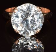 A 14k gold ring set with a white sapphire of approximately 6ct, 4.3g, size M