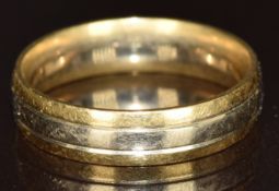 A bi-coloured 18ct gold wedding band / ring, 4.5g, size O