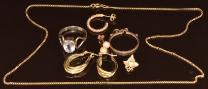 A collection of 9ct gold jewellery comprising two pairs of earrings, ring, chain, ivy charm, mount