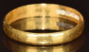 A 22ct gold wedding band / ring, 3.2g, size X/Y