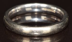 An 18ct white gold wedding band / ring, 4.3g, size L