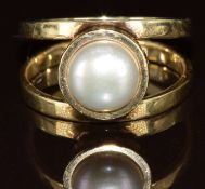 A 9ct gold ring set with a South African cultured pearl, 4.8g, size P