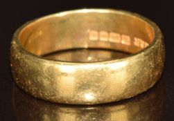 An 18ct gold wedding band / ring, 5.4g, size M