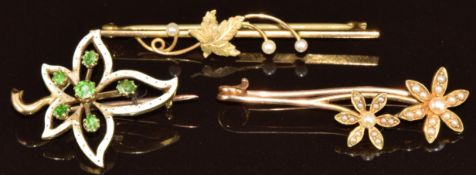 A c1900 15ct gold brooch set with white enamel and green garnets (3.6g, 2.4 x 2.7cm), Edwardian