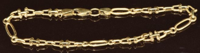 A 14k gold bracelet made up of fancy links, 6.5g, 19.5cm
