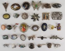 Thirty two silver brooches including filigree, Wedgwood, Victorian (Birmingham 1888), garnet, Siam