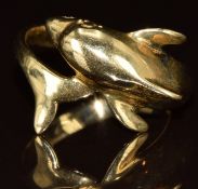 A 14k gold ring in the form of a dolphin, 4.6g, size P