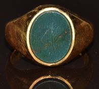 An 18ct gold signet ring set with a bloodstone, 9.4g, size N