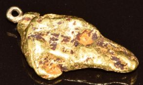 A gold nugget with attached loop, 8.9g