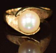 A 14k gold ring set with a pearl, 3.4g, size K