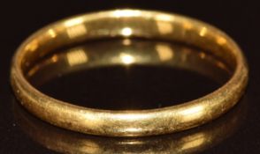A 22ct gold wedding band / ring, London 1935, 2.5g, size Q