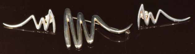 Tiffany & Co Paloma Picasso silver zig zag brooch and matching earrings, in original pouch and box