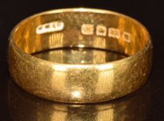 A 22ct gold wedding band / ring, London 1922, 4.7g, size M