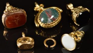 A 9ct gold swivel fob set with agate (6.2g), two 9ct gold seals set with agate and onyx (8.5g),