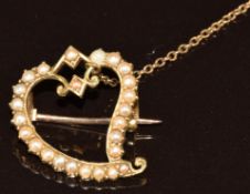 A c1900 18ct gold heart shaped brooch set with split pearls, 2.3g, 1.8cm