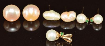 A 14k gold pendant set with a pearl and emerald, with matching earrings, pair of 14k gold earrings